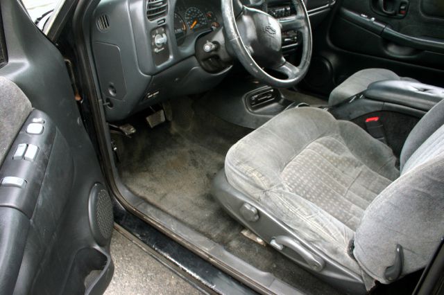 2001 Chevrolet Blazer 4dr Sdn SL Auto Sedan