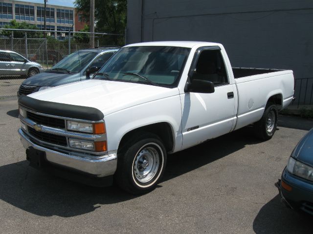 1997 Chevrolet C1500 F150 Regular Cab XLT Pickup 4D 8 Ft