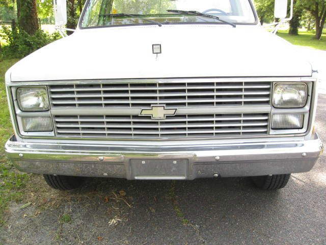 1984 Chevrolet C30 ES 2.4L AUTO