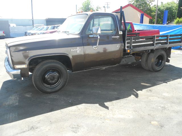 1986 Chevrolet C30 ES 2.4L AUTO
