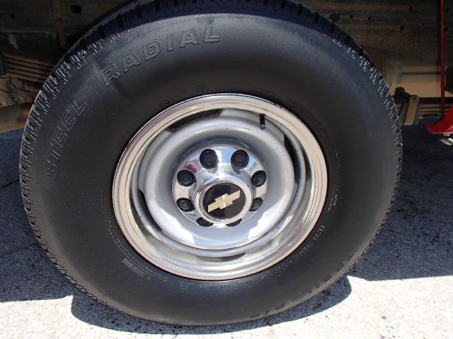 2000 Chevrolet C3500 Signature L Sedan 4D