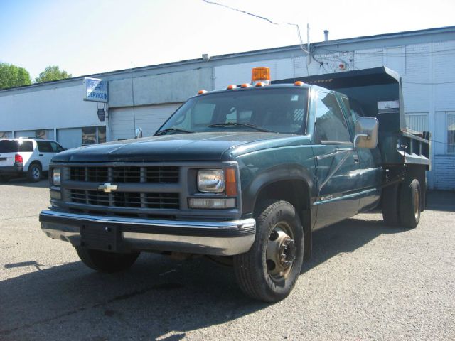 2000 Chevrolet C3500 Signature L Sedan 4D