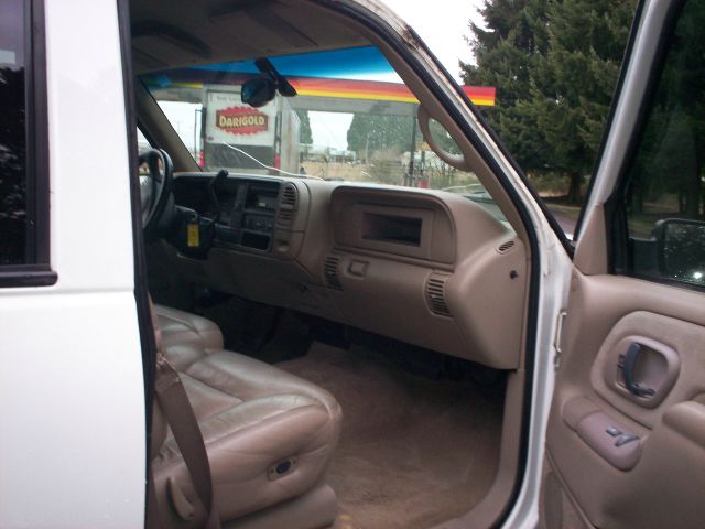 2000 Chevrolet C3500 Signature L Sedan 4D