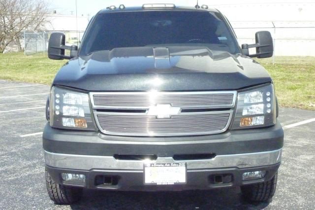 2005 Chevrolet C3500 2008 Nissan 2.5 SL