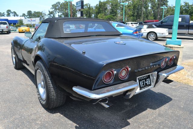 1969 Chevrolet Corvette 2DR REG 135wb 4