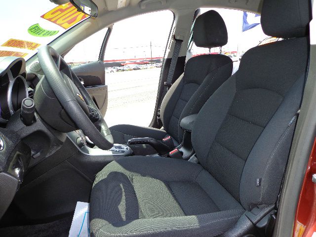 2013 Chevrolet Cruze 2011 Nissan Juke SV