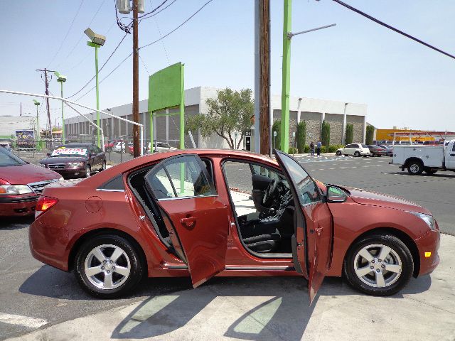 2013 Chevrolet Cruze 2011 Nissan Juke SV