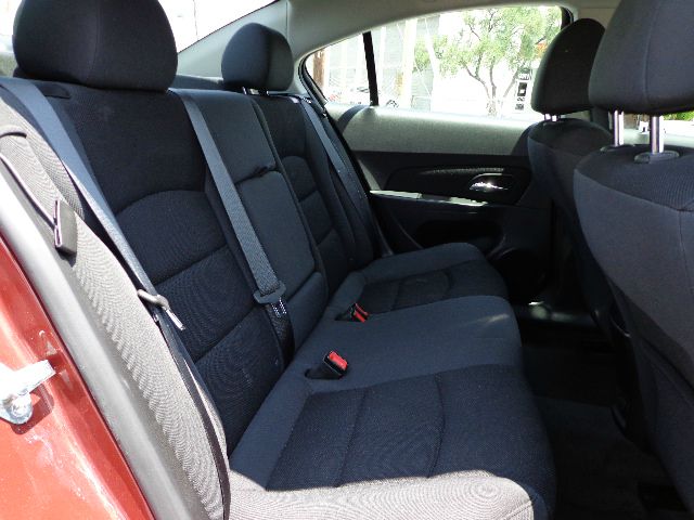 2013 Chevrolet Cruze 2011 Nissan Juke SV