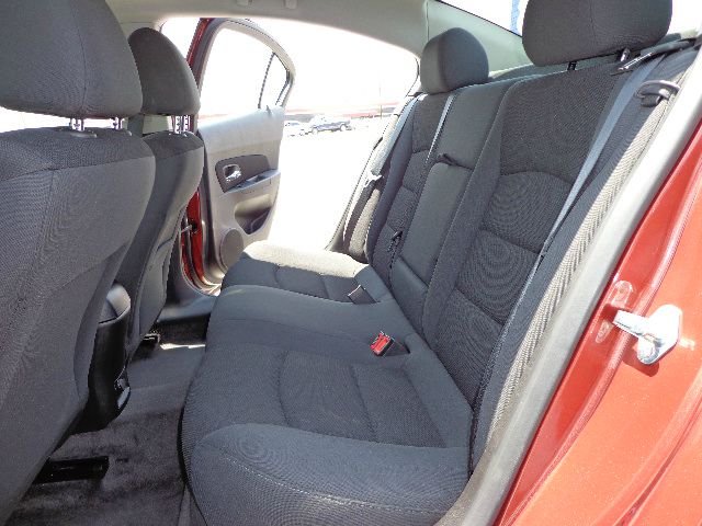 2013 Chevrolet Cruze 2011 Nissan Juke SV