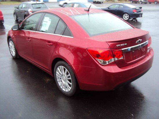 2013 Chevrolet Cruze 2011 Nissan Juke SV