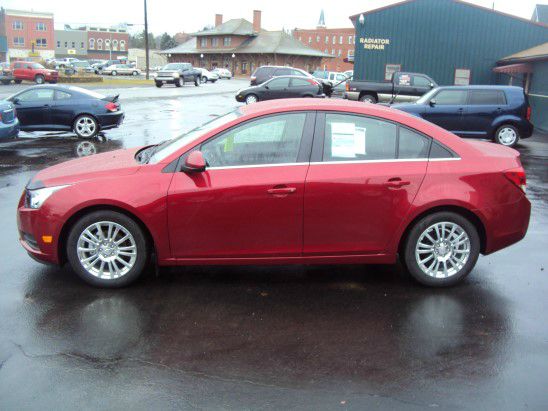 2013 Chevrolet Cruze 2011 Nissan Juke SV