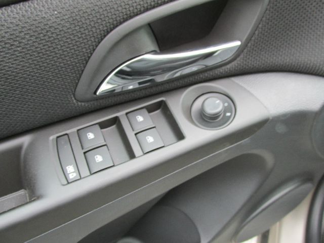 2013 Chevrolet Cruze 2011 Nissan Juke SV