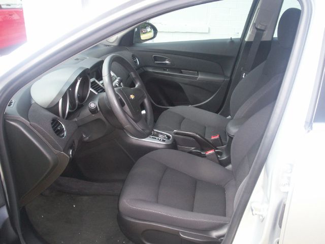 2013 Chevrolet Cruze 2011 Nissan Juke SV