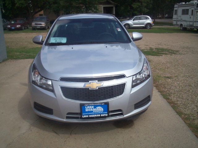 2013 Chevrolet Cruze 2011 Nissan Juke SV