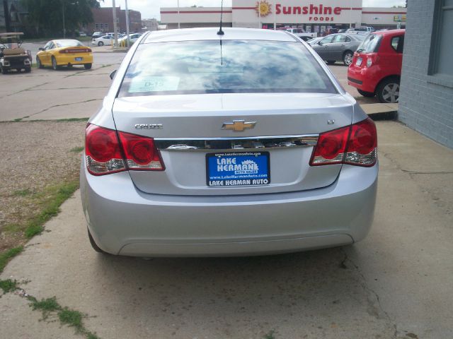 2013 Chevrolet Cruze 2011 Nissan Juke SV