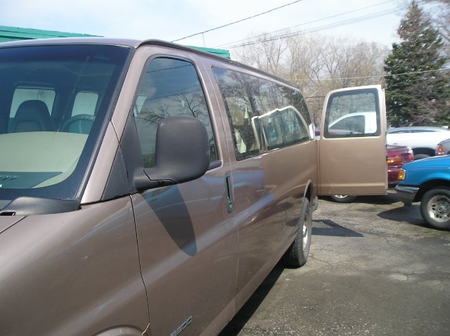 2000 Chevrolet Express LE w/CD MP3
