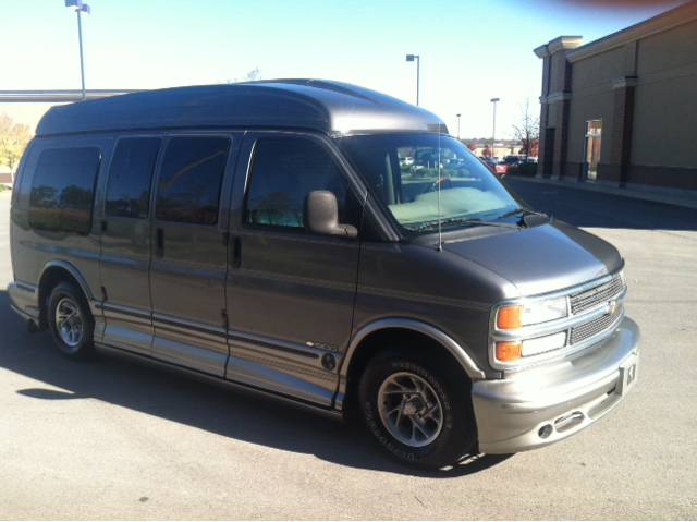 2000 Chevrolet Express 750i 4dr Sdn