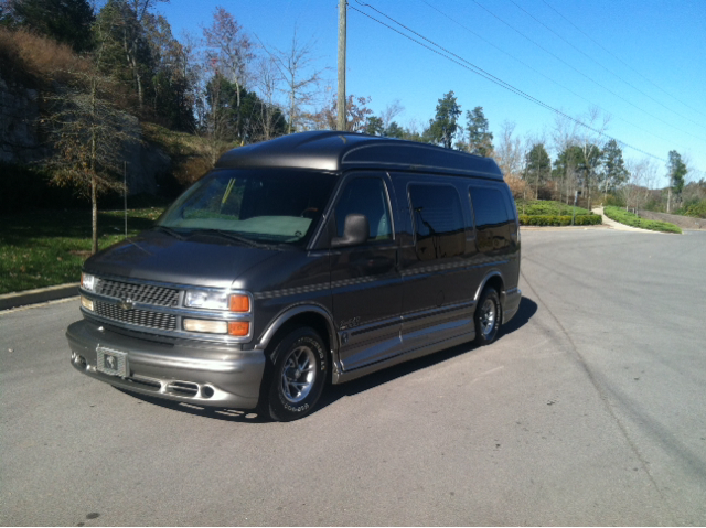 2000 Chevrolet Express 750i 4dr Sdn