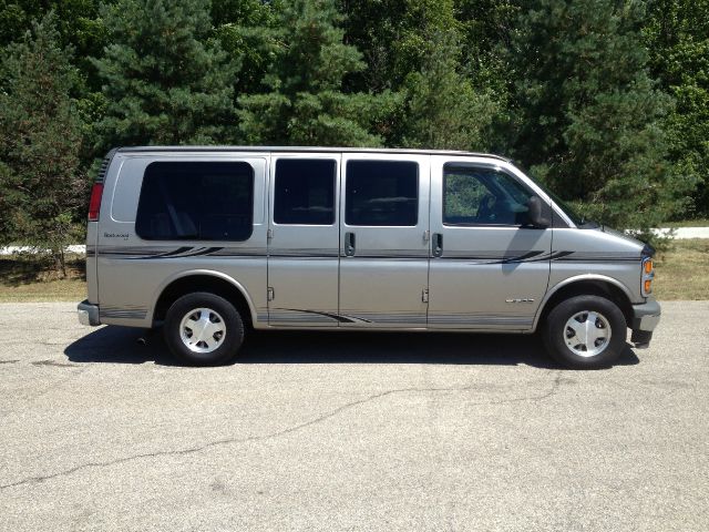 2002 Chevrolet Express LS Awd W/sunroof