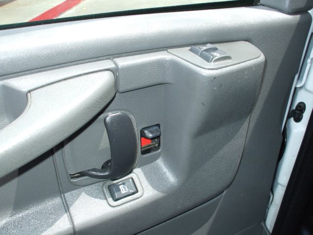 2005 Chevrolet Express Club Cab 155 WB HD 4WD