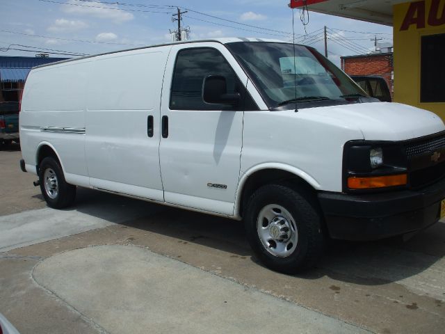 2005 Chevrolet Express Club Cab 155 WB HD 4WD