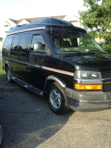 2005 Chevrolet Express 750i 4dr Sdn