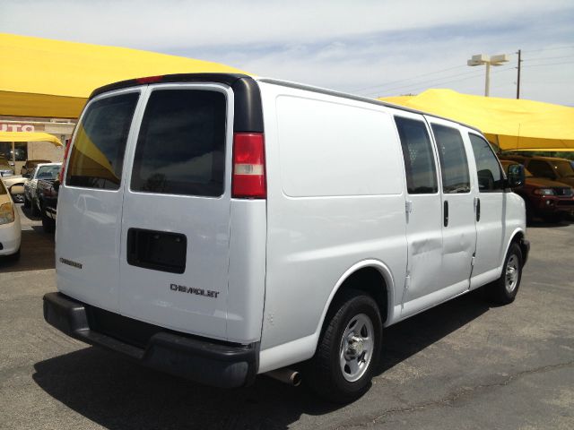 2005 Chevrolet Express 750i 4dr Sdn