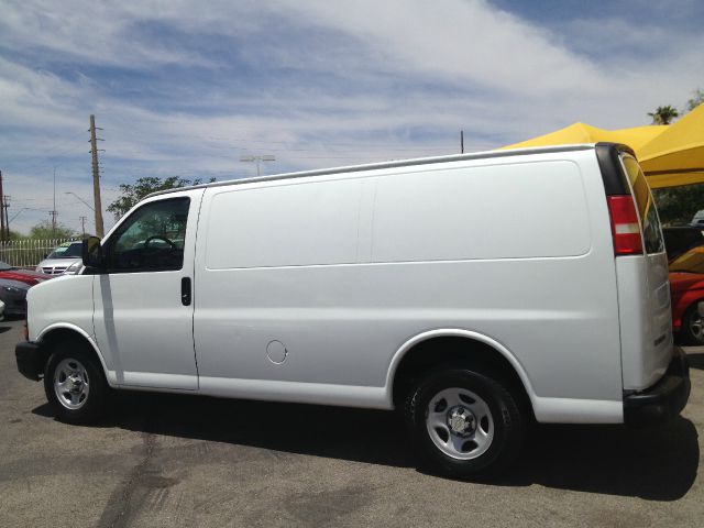 2005 Chevrolet Express 750i 4dr Sdn