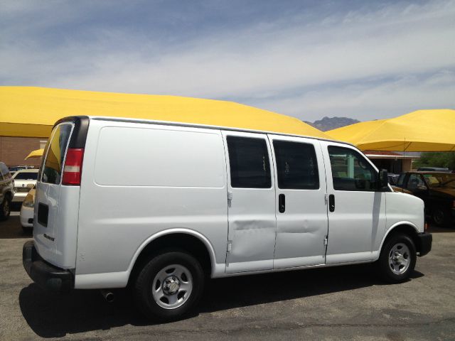 2005 Chevrolet Express 750i 4dr Sdn