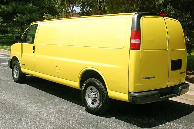 2005 Chevrolet Express Touring / Signature Editi