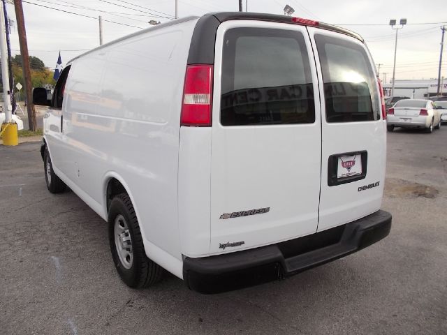 2006 Chevrolet Express 750i 4dr Sdn