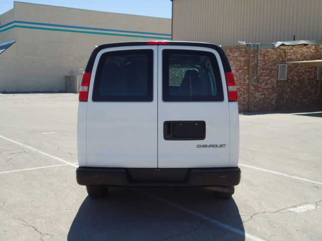 2006 Chevrolet Express 750i 4dr Sdn
