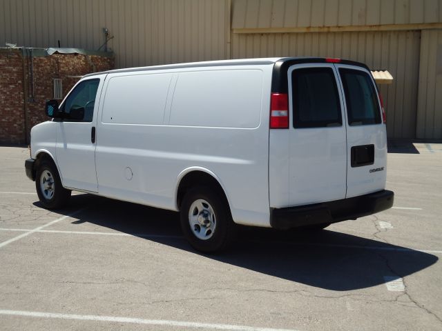 2006 Chevrolet Express 750i 4dr Sdn