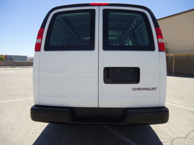 2006 Chevrolet Express 750i 4dr Sdn