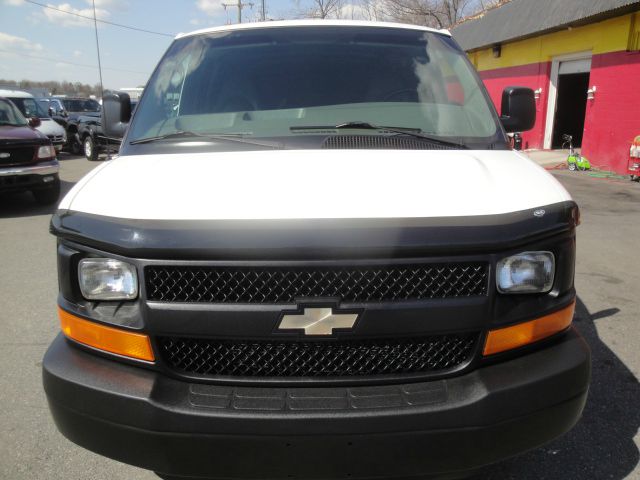 2006 Chevrolet Express 2005 4dr Sdn SE 3.0L Quattro A