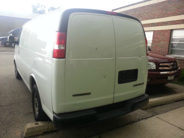 2006 Chevrolet Express 750i 4dr Sdn