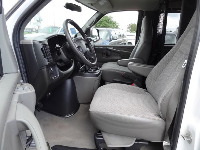 2006 Chevrolet Express 750i 4dr Sdn