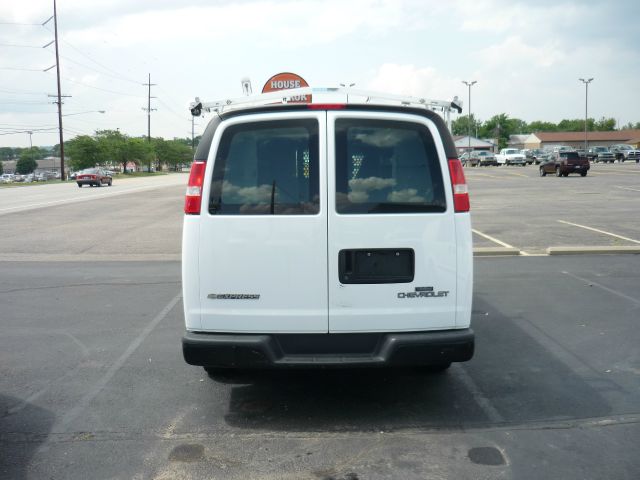 2006 Chevrolet Express 750i 4dr Sdn