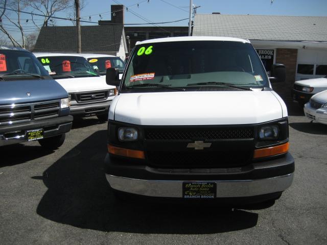 2006 Chevrolet Express 750i 4dr Sdn