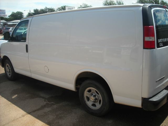 2006 Chevrolet Express 750i 4dr Sdn