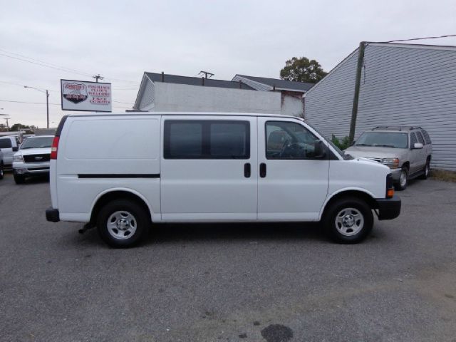 2007 Chevrolet Express 750i 4dr Sdn
