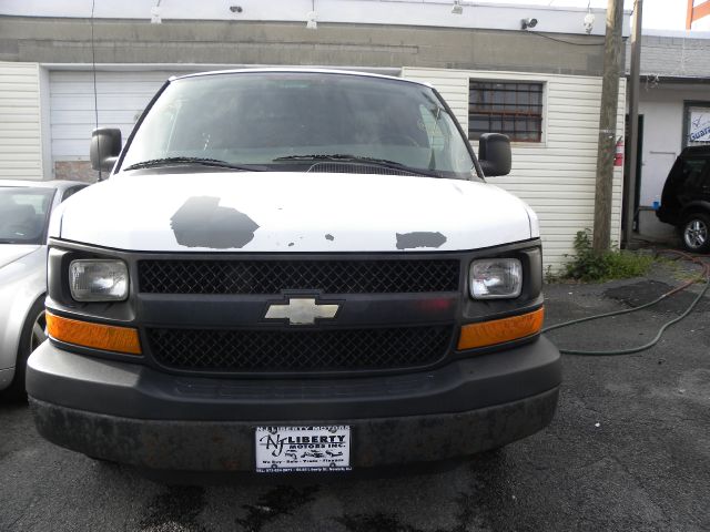 2007 Chevrolet Express 750i 4dr Sdn