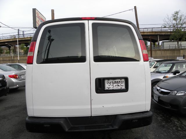 2007 Chevrolet Express 750i 4dr Sdn
