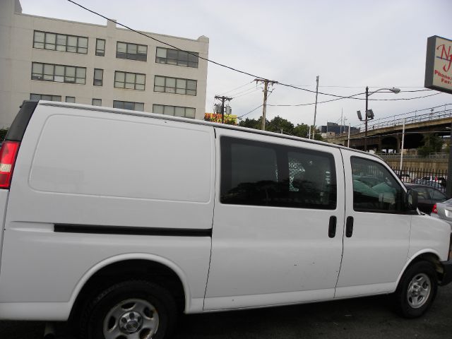 2007 Chevrolet Express 750i 4dr Sdn