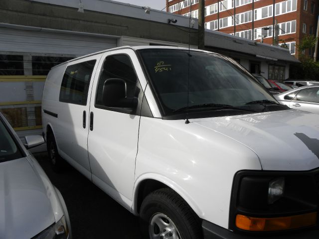 2007 Chevrolet Express 750i 4dr Sdn