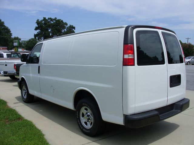 2007 Chevrolet Express 750i 4dr Sdn