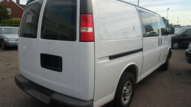2007 Chevrolet Express 750i 4dr Sdn