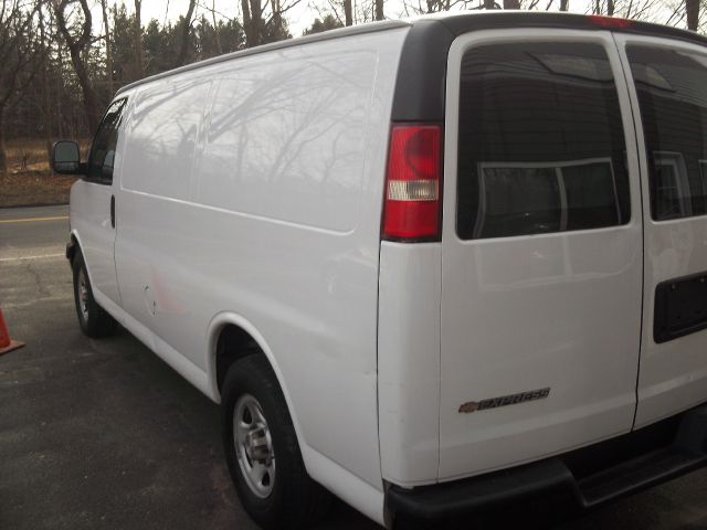 2008 Chevrolet Express 750i 4dr Sdn