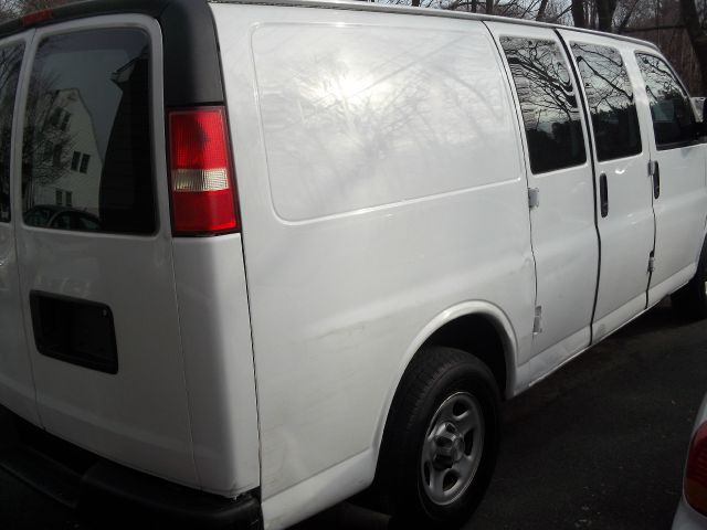 2008 Chevrolet Express 750i 4dr Sdn