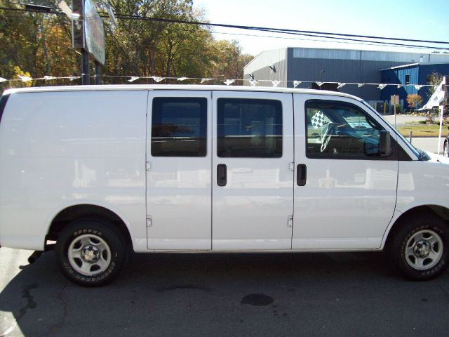 2008 Chevrolet Express 750i 4dr Sdn